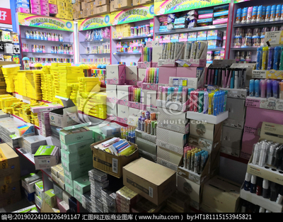 学生学习文化用品与家用电器 现代教育生活的双重助力